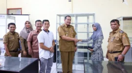 Wali Kota Pariaman Yota Balad menyerahkan bantuan etalase kepada pelaku UMKM di Kecamatan Pariaman, Selasa (30/12/2025). (Foto: Kominfo Pariaman)