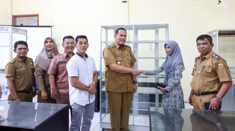 Wali Kota Pariaman Yota Balad menyerahkan bantuan etalase kepada pelaku UMKM di Kecamatan Pariaman, Selasa (30/12/2025). (Foto: Kominfo Pariaman)