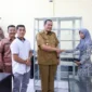 Wali Kota Pariaman Yota Balad menyerahkan bantuan etalase kepada pelaku UMKM di Kecamatan Pariaman, Selasa (30/12/2025). (Foto: Kominfo Pariaman)