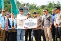 Wamenaker Afriansyah Noor menyerahkan bantuan kepada Bupati Tanah Datar Eka Putra, Rabu (24/12/2025). (Foto: Prokopim Tanah Datar)