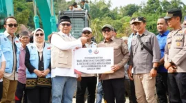Wamenaker Afriansyah Noor menyerahkan bantuan kepada Bupati Tanah Datar Eka Putra, Rabu (24/12/2025). (Foto: Prokopim Tanah Datar)