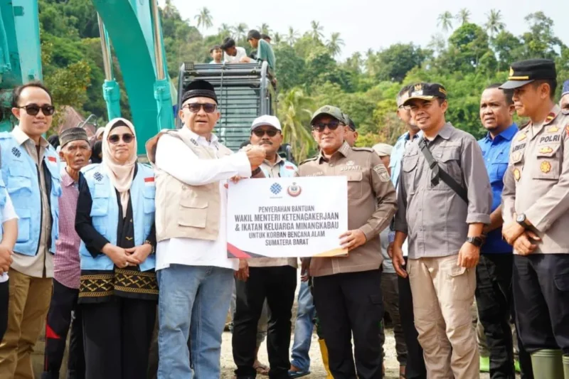 Wamenaker Afriansyah Noor menyerahkan bantuan kepada Bupati Tanah Datar Eka Putra, Rabu (24/12/2025). (Foto: Prokopim Tanah Datar)