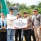 Wamenaker Afriansyah Noor menyerahkan bantuan kepada Bupati Tanah Datar Eka Putra, Rabu (24/12/2025). (Foto: Prokopim Tanah Datar)