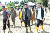 Wali Kota Padang, Fadly Amran mendampingi Wamendagri, Bima Arya meninjau kawasan Komplek Griya Permata 2, Kelurahan Tabing Banda Gadang (TBG), Kecamatan Nanggalo, Selasa (2/12/2025). (Foto: Prokopim Padang)