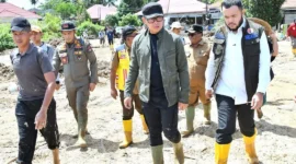 Wali Kota Padang, Fadly Amran mendampingi Wamendagri, Bima Arya meninjau kawasan Komplek Griya Permata 2, Kelurahan Tabing Banda Gadang (TBG), Kecamatan Nanggalo, Selasa (2/12/2025). (Foto: Prokopim Padang)