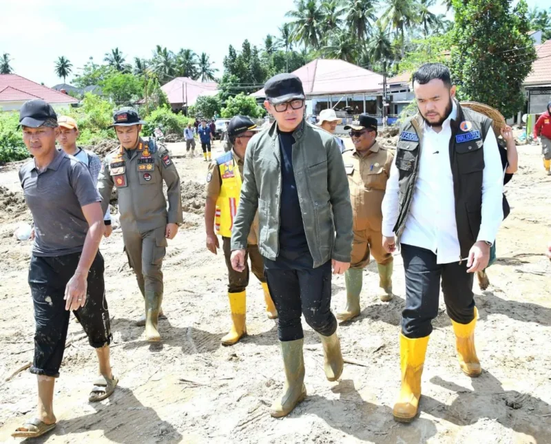 Wali Kota Padang, Fadly Amran mendampingi Wamendagri, Bima Arya meninjau kawasan Komplek Griya Permata 2, Kelurahan Tabing Banda Gadang (TBG), Kecamatan Nanggalo, Selasa (2/12/2025). (Foto: Prokopim Padang)