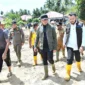 Wali Kota Padang, Fadly Amran mendampingi Wamendagri, Bima Arya meninjau kawasan Komplek Griya Permata 2, Kelurahan Tabing Banda Gadang (TBG), Kecamatan Nanggalo, Selasa (2/12/2025). (Foto: Prokopim Padang)