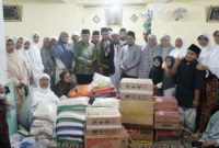 Wakil Wali Kota Padang Maigus Nasir menyerahkan bantuan kemanusiaan kepada warga terdampak bencana alam di Nagari Paninggahan, Kabupaten Solok, Senin (29/12/2025). (Foto: Diskominfo Padang)