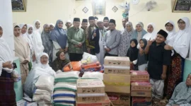 Wakil Wali Kota Padang Maigus Nasir menyerahkan bantuan kemanusiaan kepada warga terdampak bencana alam di Nagari Paninggahan, Kabupaten Solok, Senin (29/12/2025). (Foto: Diskominfo Padang)