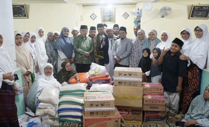 Wakil Wali Kota Padang Maigus Nasir menyerahkan bantuan kemanusiaan kepada warga terdampak bencana alam di Nagari Paninggahan, Kabupaten Solok, Senin (29/12/2025). (Foto: Diskominfo Padang)