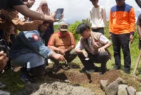 Konten kreator Willie Salim, Ustad Derry Sulaiman bersama Wali Kota Padang Panjang, Hendri Arnis melakukan peletakan batu pertama pembangunan 10 rumah bagi korban bencana longsor, Kamis (4/11/2025).