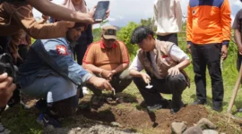 Konten kreator Willie Salim, Ustad Derry Sulaiman bersama Wali Kota Padang Panjang, Hendri Arnis melakukan peletakan batu pertama pembangunan 10 rumah bagi korban bencana longsor, Kamis (4/11/2025).