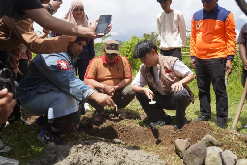 Konten kreator Willie Salim, Ustad Derry Sulaiman bersama Wali Kota Padang Panjang, Hendri Arnis melakukan peletakan batu pertama pembangunan 10 rumah bagi korban bencana longsor, Kamis (4/11/2025).