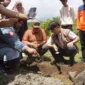 Konten kreator Willie Salim, Ustad Derry Sulaiman bersama Wali Kota Padang Panjang, Hendri Arnis melakukan peletakan batu pertama pembangunan 10 rumah bagi korban bencana longsor, Kamis (4/11/2025).