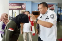 Wali Kota Pariaman Yota Balad mengalungkan bunga kepada Zikrha Dwi Putri saat tiba di Kantor Balaikota Pariaman, Rabu (17/12/2025). (Foto: Kominfo Pariaman)