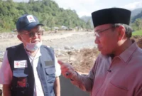 Ketua Umum PMI Jusuf Kalla didampingi Wakil Wali Kota Padang Maigus Nasir meninjau lokasi banjir di kawasan Batu Busuk, Kecamatan Pauh, Sabtu (20/12/2025). (Foto: Prokopim Padang)