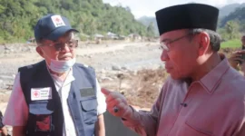 Ketua Umum PMI Jusuf Kalla didampingi Wakil Wali Kota Padang Maigus Nasir meninjau lokasi banjir di kawasan Batu Busuk, Kecamatan Pauh, Sabtu (20/12/2025). (Foto: Prokopim Padang)