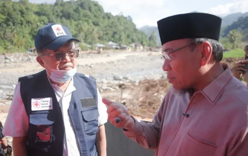 Ketua Umum PMI Jusuf Kalla didampingi Wakil Wali Kota Padang Maigus Nasir meninjau lokasi banjir di kawasan Batu Busuk, Kecamatan Pauh, Sabtu (20/12/2025). (Foto: Prokopim Padang)