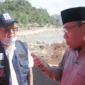 Ketua Umum PMI Jusuf Kalla didampingi Wakil Wali Kota Padang Maigus Nasir meninjau lokasi banjir di kawasan Batu Busuk, Kecamatan Pauh, Sabtu (20/12/2025). (Foto: Prokopim Padang)