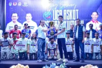 Wali Kota Payakumbuh, Zulmaeta menyerahkan piala kepada jawara Liga Askot PSSI Payakumbuh 2025 di GOR M. Yamin, Kubu Gadang, Selasa (16/12/2025) malam. (MC Payakumbuh)