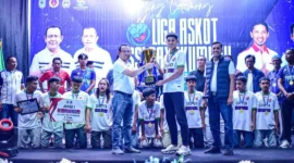 Wali Kota Payakumbuh, Zulmaeta menyerahkan piala kepada jawara Liga Askot PSSI Payakumbuh 2025 di GOR M. Yamin, Kubu Gadang, Selasa (16/12/2025) malam. (MC Payakumbuh)