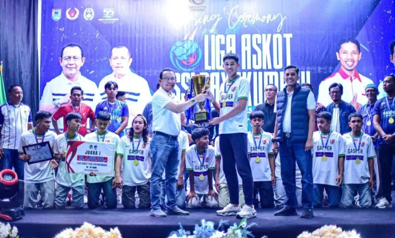 Wali Kota Payakumbuh, Zulmaeta menyerahkan piala kepada jawara Liga Askot PSSI Payakumbuh 2025 di GOR M. Yamin, Kubu Gadang, Selasa (16/12/2025) malam. (MC Payakumbuh)