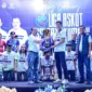 Wali Kota Payakumbuh, Zulmaeta menyerahkan piala kepada jawara Liga Askot PSSI Payakumbuh 2025 di GOR M. Yamin, Kubu Gadang, Selasa (16/12/2025) malam. (MC Payakumbuh)