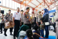 Kapolri Jenderal Polisi Listyo Sigit Prabowo menyapa penumpang saat meninjau kesiapan pengamanan Nataru di Stasiun Tawang Semarang, Minggu (21/12/2025). (Foto: Humas Polri)