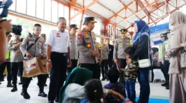 Kapolri Jenderal Polisi Listyo Sigit Prabowo menyapa penumpang saat meninjau kesiapan pengamanan Nataru di Stasiun Tawang Semarang, Minggu (21/12/2025). (Foto: Humas Polri)