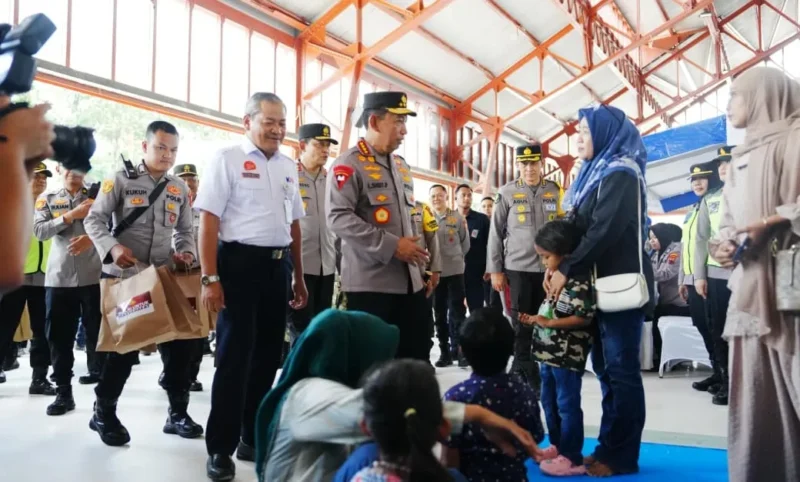 Kapolri Jenderal Polisi Listyo Sigit Prabowo menyapa penumpang saat meninjau kesiapan pengamanan Nataru di Stasiun Tawang Semarang, Minggu (21/12/2025). (Foto: Humas Polri)