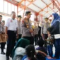 Kapolri Jenderal Polisi Listyo Sigit Prabowo menyapa penumpang saat meninjau kesiapan pengamanan Nataru di Stasiun Tawang Semarang, Minggu (21/12/2025). (Foto: Humas Polri)