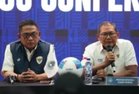 Ketua Badan Tim Nasional sekaligus anggota Komite Eksekutif (Exco) PSSI, Sumardji didampingi anggota Exco, Endri Erawan saat jumpa media di Jakarta, Selasa (16/12). (Foto: PSSI)