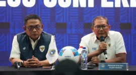 Ketua Badan Tim Nasional sekaligus anggota Komite Eksekutif (Exco) PSSI, Sumardji didampingi anggota Exco, Endri Erawan saat jumpa media di Jakarta, Selasa (16/12). (Foto: PSSI)