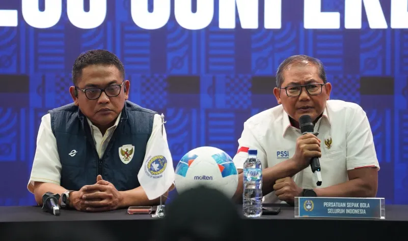 Ketua Badan Tim Nasional sekaligus anggota Komite Eksekutif (Exco) PSSI, Sumardji didampingi anggota Exco, Endri Erawan saat jumpa media di Jakarta, Selasa (16/12). (Foto: PSSI)