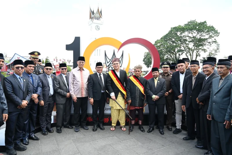 Wali Kota Bukittinggi Ramlan Nurmatias melaunching Name Sign Satu Abad Jam Gadang sebagai penanda awal menuju peringatan 100 tahun Jam Gadang. (Foto: Pemko Bukittinggi)