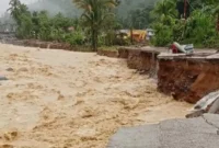 Badan jalan penghubung Koto Tuo–Batu Busuk di Kelurahan Kapalo Koto, Kecamatan Pauh, amblas dan memutus total akses warga pada Jumat (2/1/2026) dini hari. (Foto: Ist)