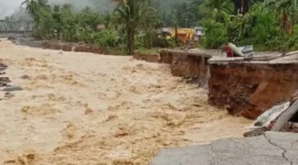 Badan jalan penghubung Koto Tuo–Batu Busuk di Kelurahan Kapalo Koto, Kecamatan Pauh, amblas dan memutus total akses warga pada Jumat (2/1/2026) dini hari. (Foto: Ist)