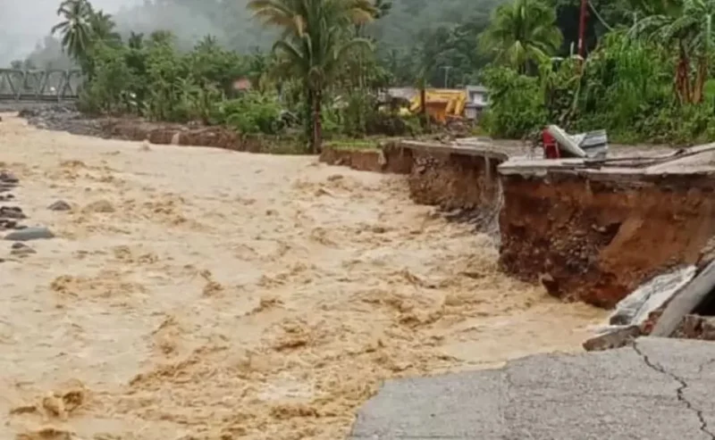 Badan jalan penghubung Koto Tuo–Batu Busuk di Kelurahan Kapalo Koto, Kecamatan Pauh, amblas dan memutus total akses warga pada Jumat (2/1/2026) dini hari. (Foto: Ist)