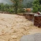 Badan jalan penghubung Koto Tuo–Batu Busuk di Kelurahan Kapalo Koto, Kecamatan Pauh, amblas dan memutus total akses warga pada Jumat (2/1/2026) dini hari. (Foto: Ist)