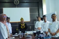 Bupati Padang Pariaman, John Kenedy Azis menerima bakal menerima Trofi Abyakta pada puncak peringatan HPN 2026 di Banten, 9 Februari 2026. (Foto: Kominfo Padang Pariaman)