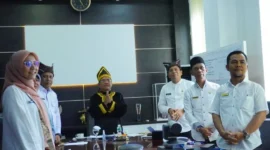 Bupati Padang Pariaman, John Kenedy Azis menerima bakal menerima Trofi Abyakta pada puncak peringatan HPN 2026 di Banten, 9 Februari 2026. (Foto: Kominfo Padang Pariaman)