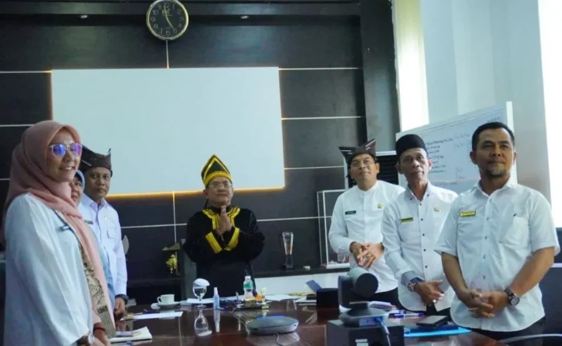 Bupati Padang Pariaman, John Kenedy Azis menerima bakal menerima Trofi Abyakta pada puncak peringatan HPN 2026 di Banten, 9 Februari 2026. (Foto: Kominfo Padang Pariaman)