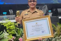 Wali Kota Payakumbuh Zulmaeta diwakili Sekda Rida Ananda menerima Anugerah Upakarya Wanua Nugraha dari Kemendagri. (Foto: MC Payakumbuh)