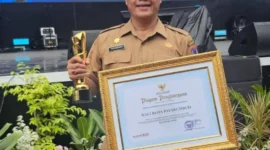 Wali Kota Payakumbuh Zulmaeta diwakili Sekda Rida Ananda menerima Anugerah Upakarya Wanua Nugraha dari Kemendagri. (Foto: MC Payakumbuh)