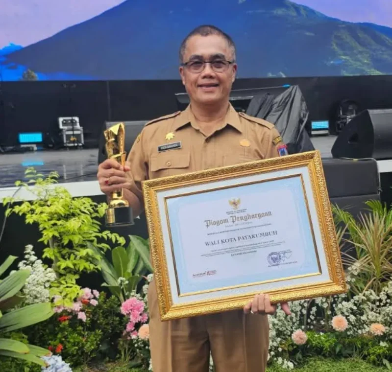 Wali Kota Payakumbuh Zulmaeta diwakili Sekda Rida Ananda menerima Anugerah Upakarya Wanua Nugraha dari Kemendagri. (Foto: MC Payakumbuh)