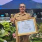 Wali Kota Payakumbuh Zulmaeta diwakili Sekda Rida Ananda menerima Anugerah Upakarya Wanua Nugraha dari Kemendagri. (Foto: MC Payakumbuh)