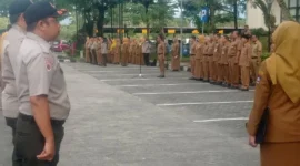 Asisten Pemerintahan dan Kesejahteraan Rakyat Setdako Padang, Tarmizi Ismail memimpin apel gabungan perdana 2026 di Balai Kota Padang, Aie Pacah, Senin (5/1/2026). (Foto: Diskominfo Padang)