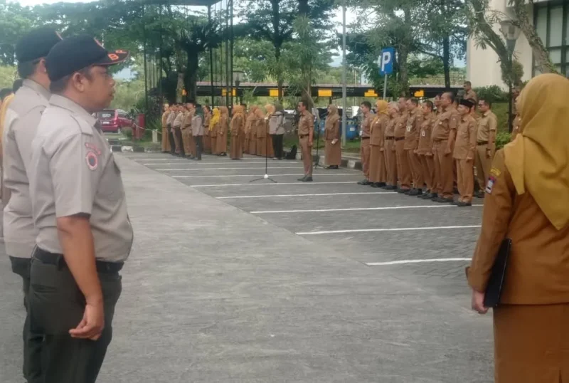 Asisten Pemerintahan dan Kesejahteraan Rakyat Setdako Padang, Tarmizi Ismail memimpin apel gabungan perdana 2026 di Balai Kota Padang, Aie Pacah, Senin (5/1/2026). (Foto: Diskominfo Padang)