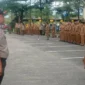 Asisten Pemerintahan dan Kesejahteraan Rakyat Setdako Padang, Tarmizi Ismail memimpin apel gabungan perdana 2026 di Balai Kota Padang, Aie Pacah, Senin (5/1/2026). (Foto: Diskominfo Padang)