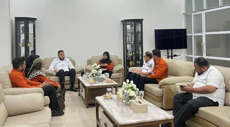 Wali Kota Padang, Fadly Amran saat menerima audiensi Kepala BPS Kota Padang Dessi Febriyanti di Kediaman Resmi Wali Kota, Rabu (21/1/2026). (Foto: Diskominfo Padang)